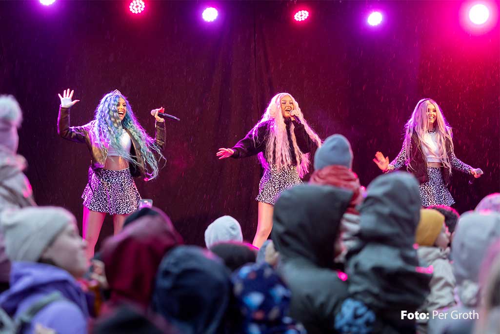 Foto på artisterna från musikgruppen Dolly Style som uppträder på scen.