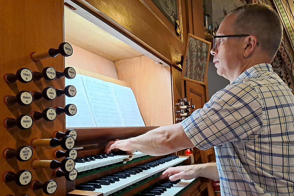 Bild på en person som spelar orgel.